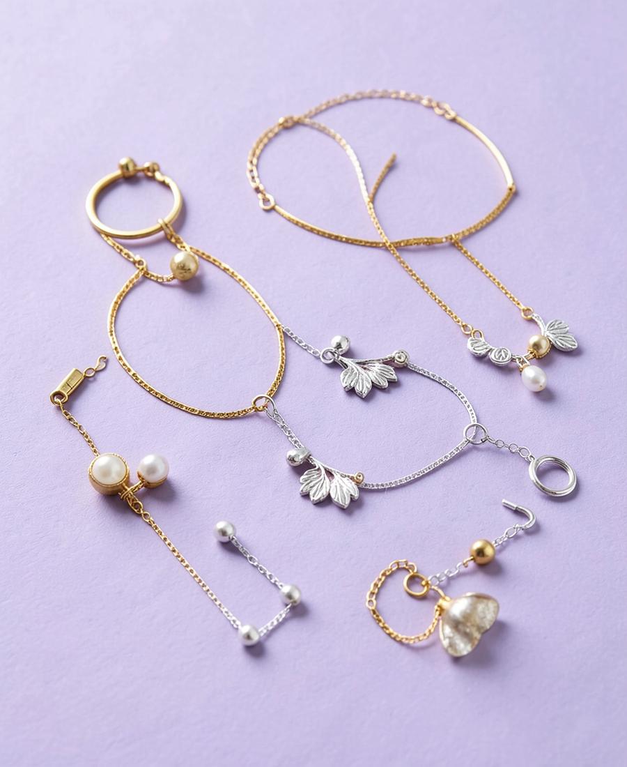 Selección editorial de collar dorado sobre una composición crema